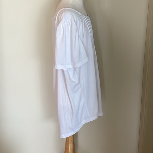 EUC Woman’s Xl Detailed White Short Scoop Neck Short Sleeved Lightweight Top - Picture 2 of 7